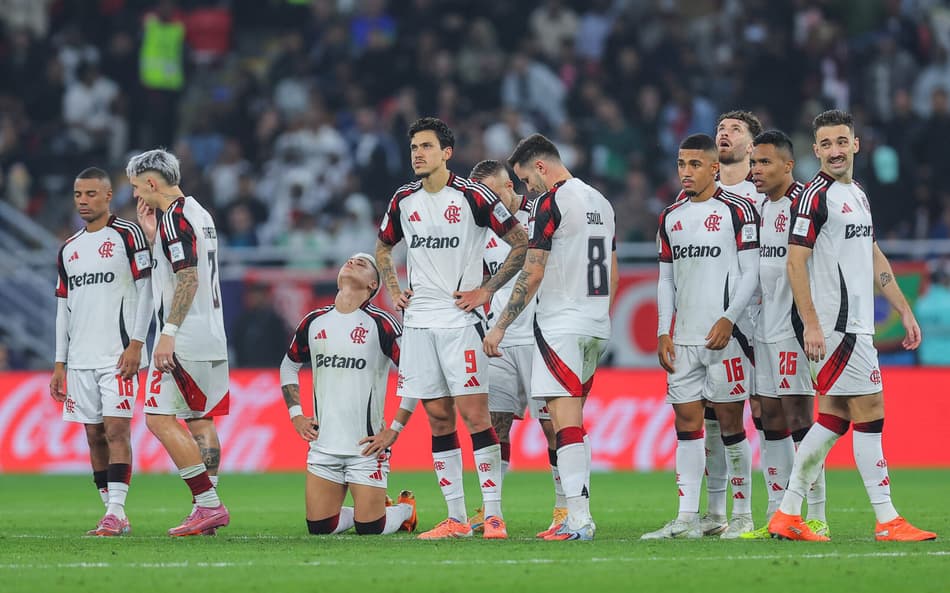 Jogadores do Flamengo após a derrota para o PSG (Foto: Karim JAAFAR / AFP)