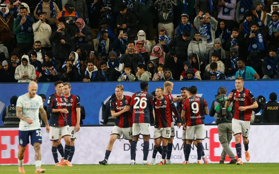 Nos pênaltis, o Bologna venceu a Inter de Milão e avançou na Supercopa da Itália (Foto: Fayez NURELDINE / AFP)