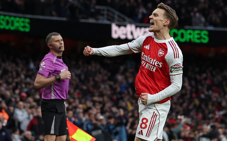 Odegaard comemora gol do Arsenal sobre o Brighton (Foto: Adrian Dennis / AFP)