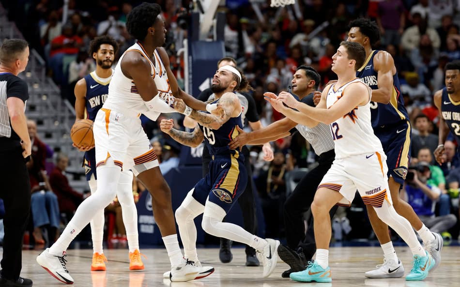 Jose Alvarado (de branco) e Mark Williams (azul) em briga durante New Orleans Pelicans x Phoenix Suns (Foto: Tyler Kaufman / GETTY IMAGES NORTH AMERICA / Getty Images via AFP)