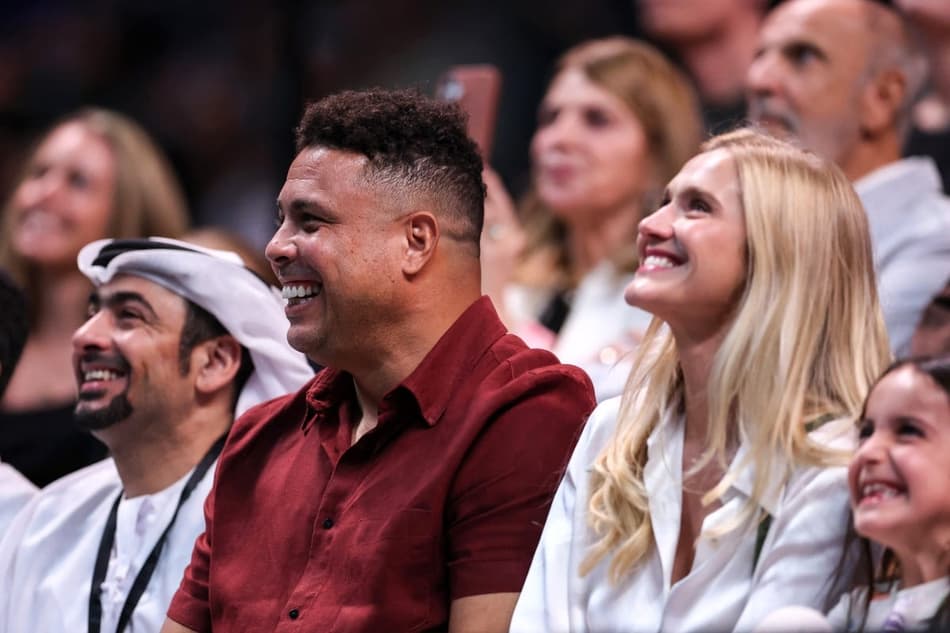 Ronaldo Fenômeno e a esposa, Celina, acompanhando a Batalha dos Sexos, em Dubai (Foto: Christopher Pike / POOL / AFP)