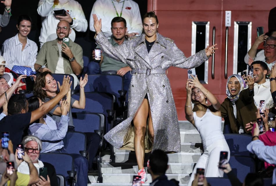 A entrada triunfante de Aryna Sabalenka em quadra, em Dubai