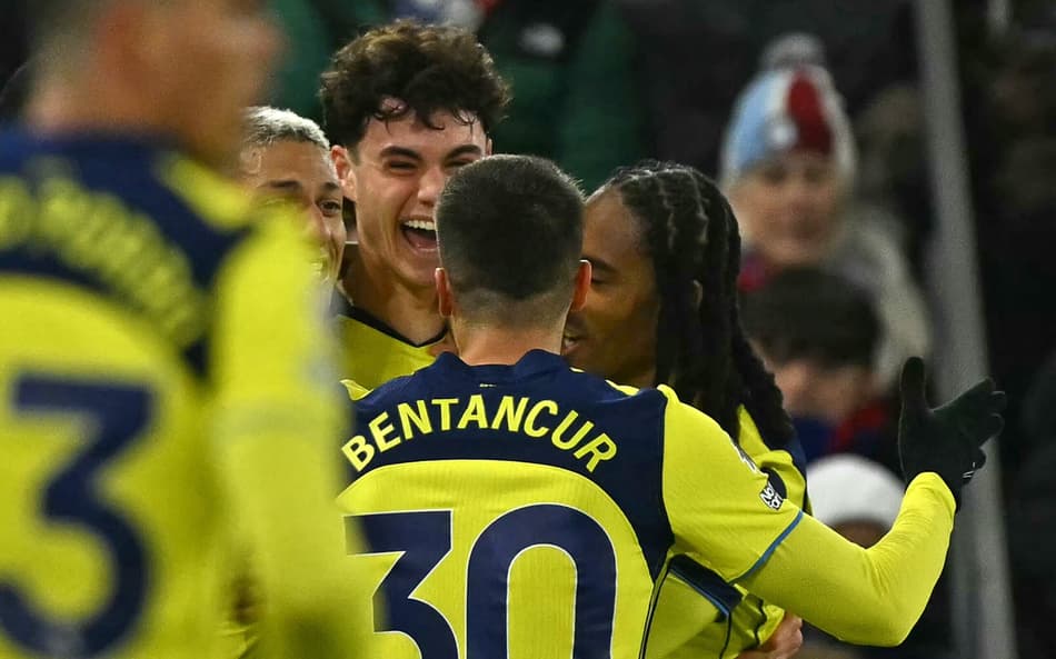 Archie Gray comemora gol do Tottenham contra o Crystal Palace (Foto: Glyn KIRK / AFP)