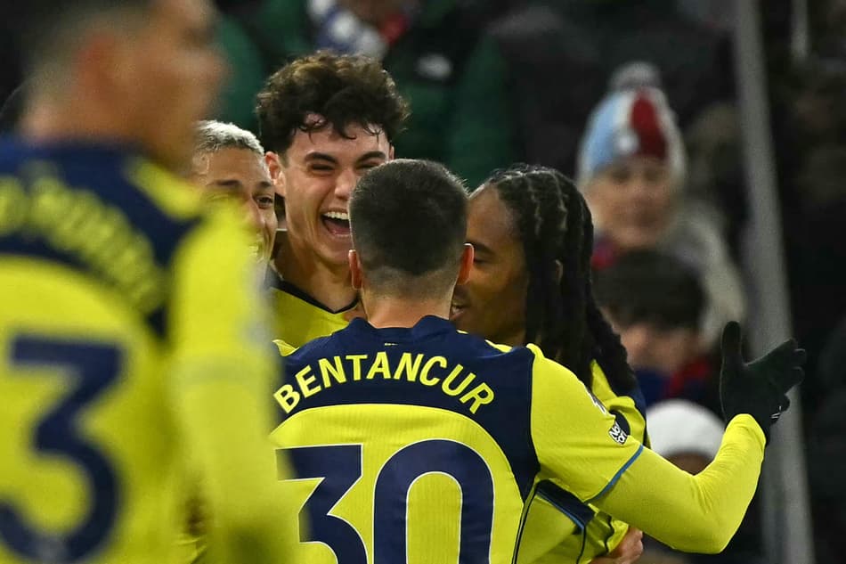 Archie Gray comemora gol do Tottenham contra o Crystal Palace (Foto: Glyn KIRK / AFP)