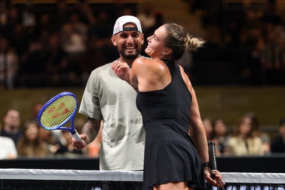 A bielorrussa Aryna Sabalenka e o australiano Nick Kyrgios se divertem na Coca Cola Arena (Foto: Christopher Pike / POOL / AFP)