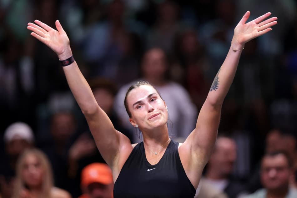 A líder do ranking mundial, Aryna Sabalenka, saúda o público