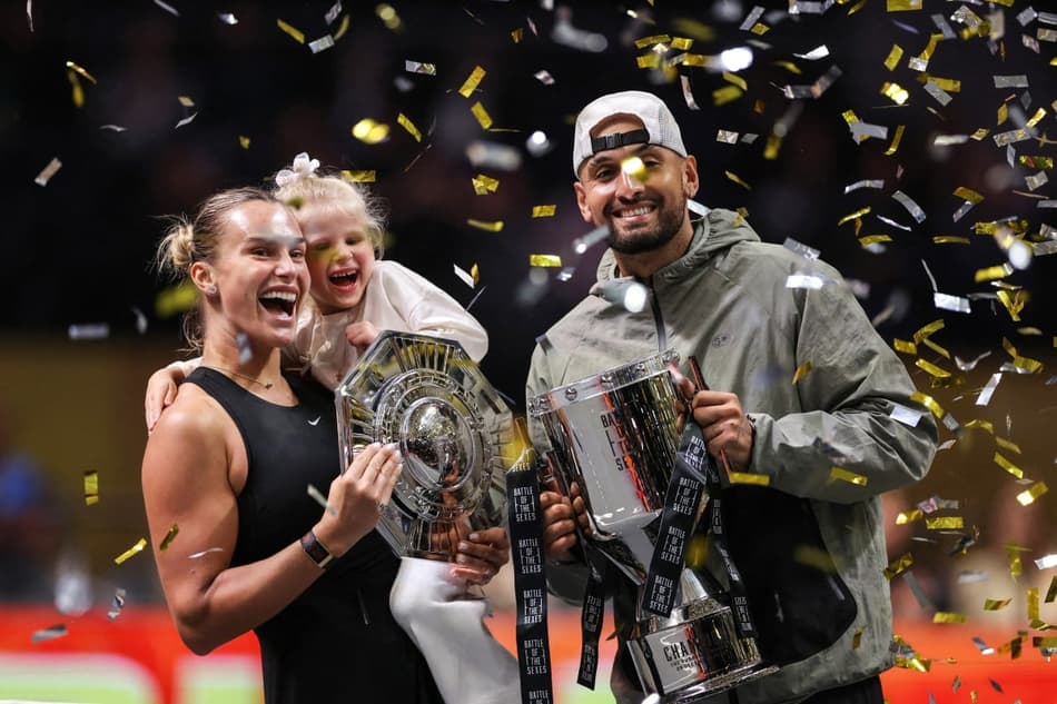 Aryna Sabalenka e Nick Kyrgios com seus respectivos troféus em Dubai (Foto: Amr Alfiky / POOL / AFP)