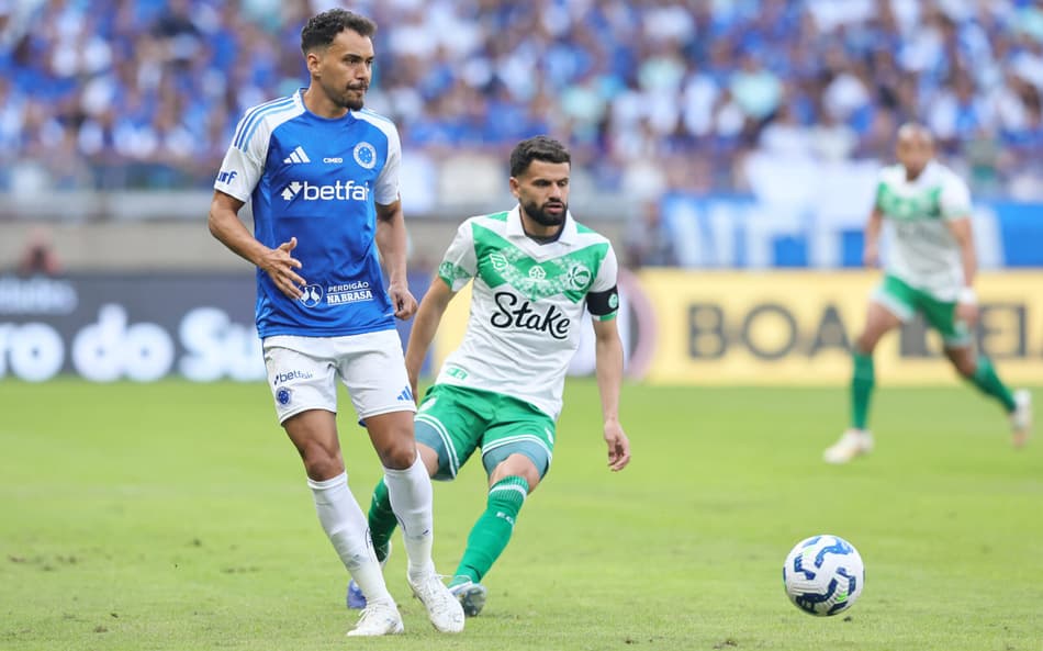 Eduardo x Jadson em Cruzeiro x Juventude pelo Brasileirão (Foto: Gilson Lobo/AGIF)