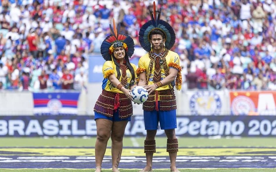 Representantes dos povos indígenas em campo antes de jogo do Brasileirão com a bola oficial da partida