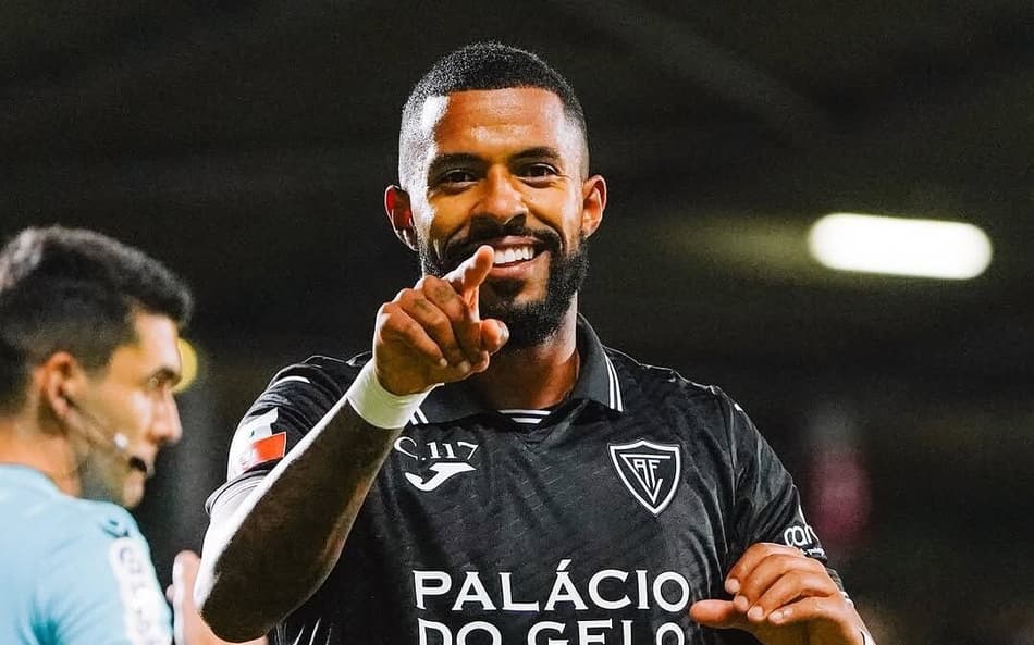 Brasileiro com mais gols na temporada europeia vive fase mágica em Portugal
