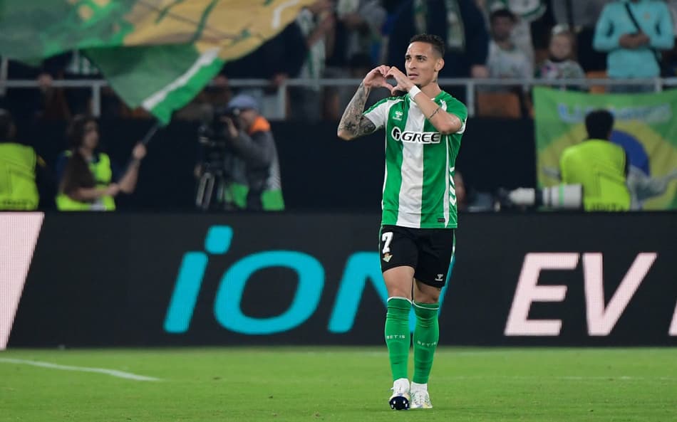 Antony comemorando gol marcado contra o Lyon (Foto: Cristina Quicler/AFP)