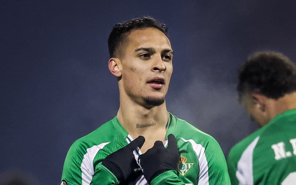 Antony comemorando gol pelo Real Betis (Foto: Reprodução/X)