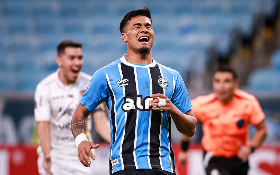 Arezo lamenta pênalti perdido em jogo do Grêmio. (Foto: Maxi Franzoi/AGIF)