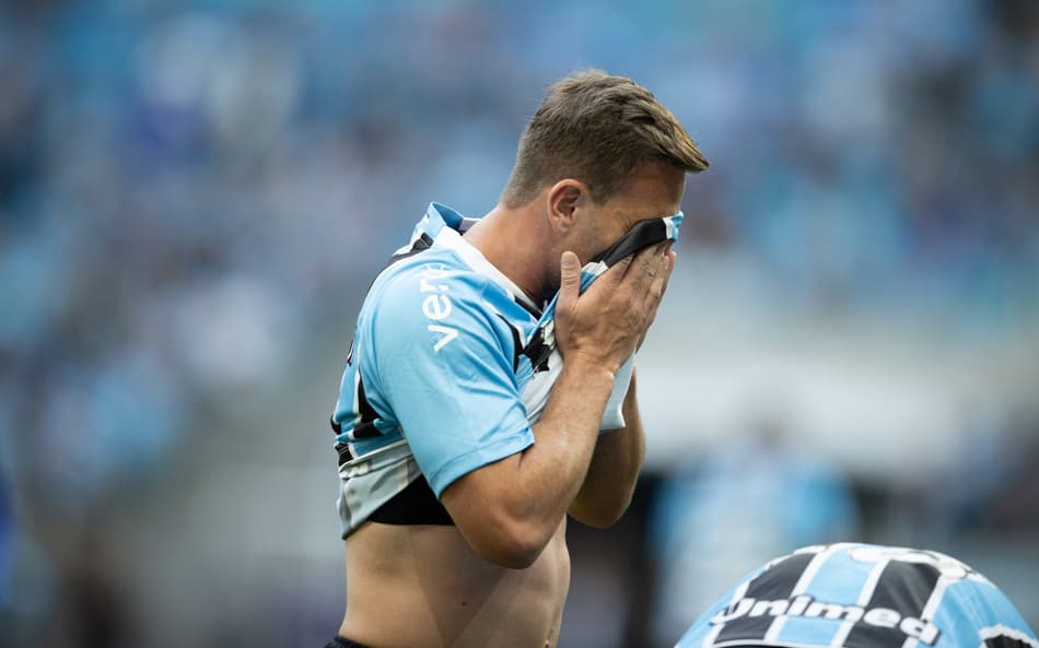 Arthur cabisbaixo após a derrota do Grêmio para o Mirassol. (Foto: Liamara Polli/Grêmio FBPA)
