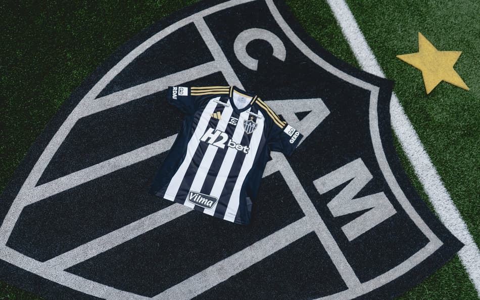 Camisa e escudo do Atlético na cidade do Galo (Foto: Pedro Souza / Atlético)