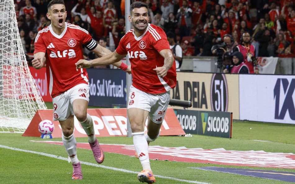 Bruno Henrique e Rafael Borré comemoram gol do Internacional