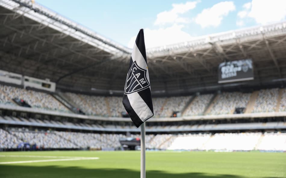 Bandeirinha de escanteio do Atlético na Arena MRV (Foto: Daniela Veiga / Atlético)