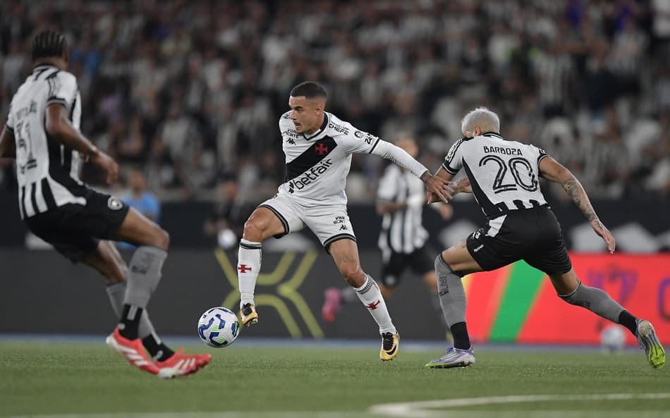 Barboza jogador do Botafogo disputa lance com Coutinho jogador do Vasco durante partida no estadio Engenhao pelo campeonato Copa Do Brasil 2025.