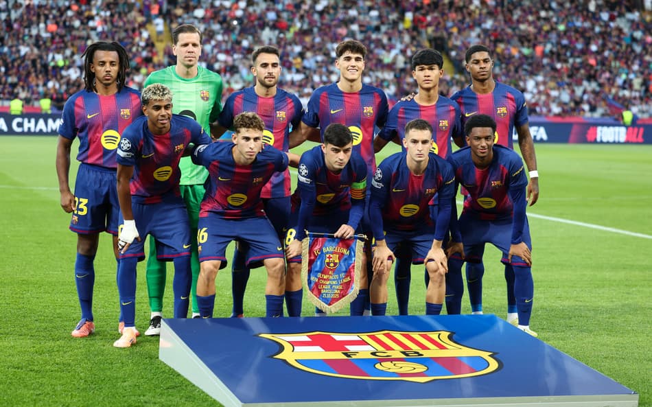 Zagueiro do Barcelona retorna aos treinos após pausa por saúde mental