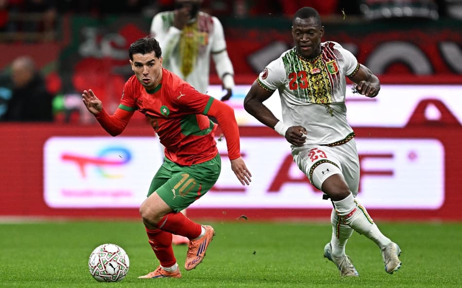 Brahim Díaz disputa bola com Dieng em Marrocos x Mali, pela Copa Africana de Nações
