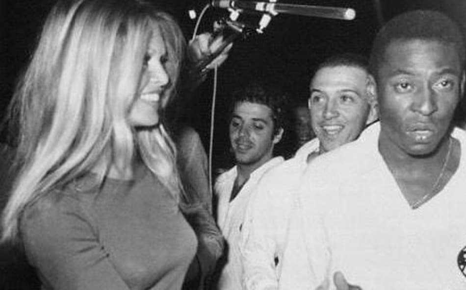 Brigitte Bardot e Pelé no amistoso em Paris (Foto: Reprodução/ Santos pelo mundo)