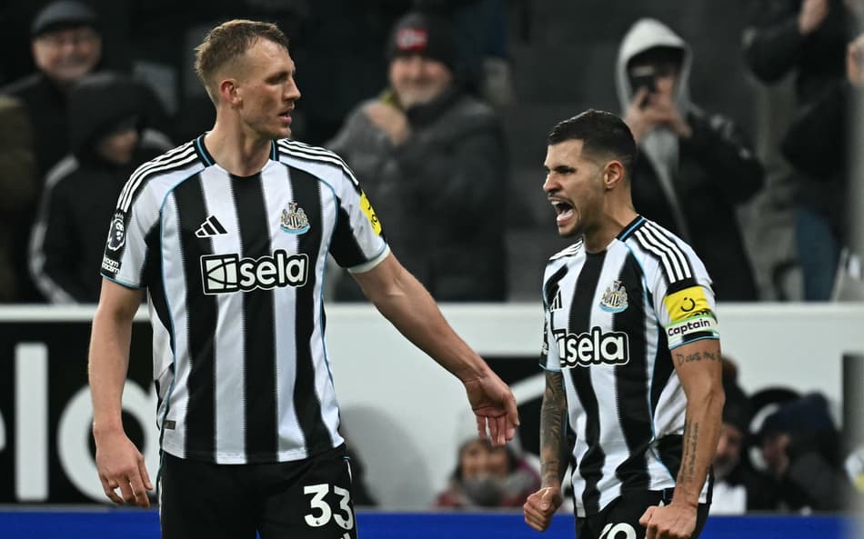 Bruno Guimarães comemorando o gol marcado no duelo entre Newcastle e Tottenham (Foto: Paul Ellis/AFP)
