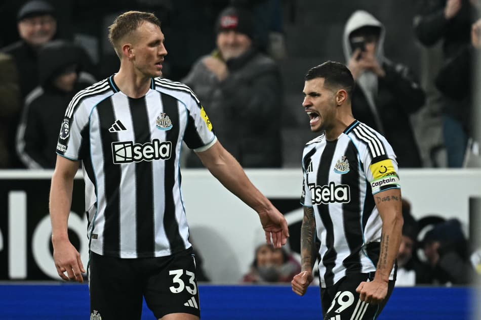 Bruno Guimarães comemorando o gol marcado no duelo entre Newcastle e Tottenham (Foto: Paul Ellis/AFP)