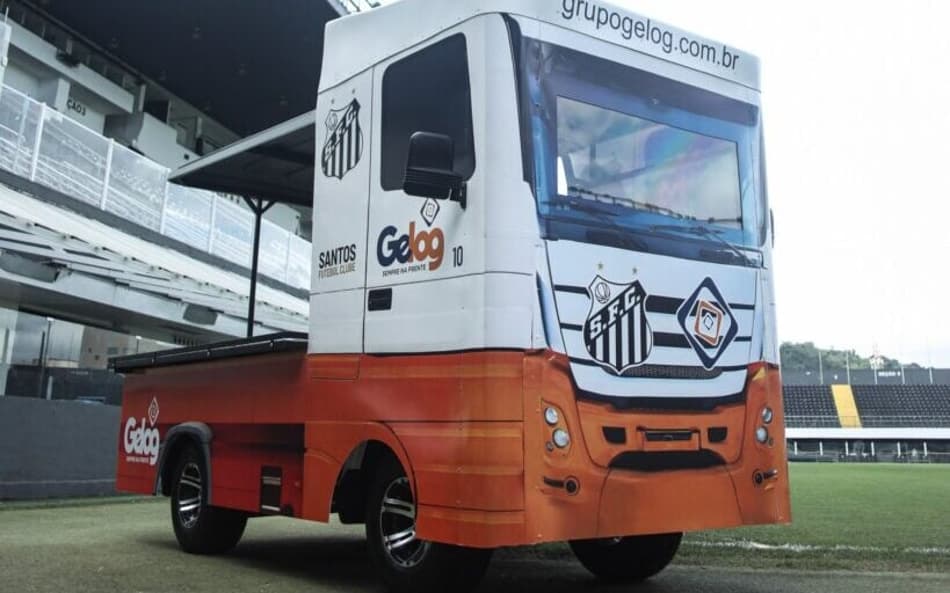 Santos tem novo patrocínio no carrinho maca da Vila Belmiro