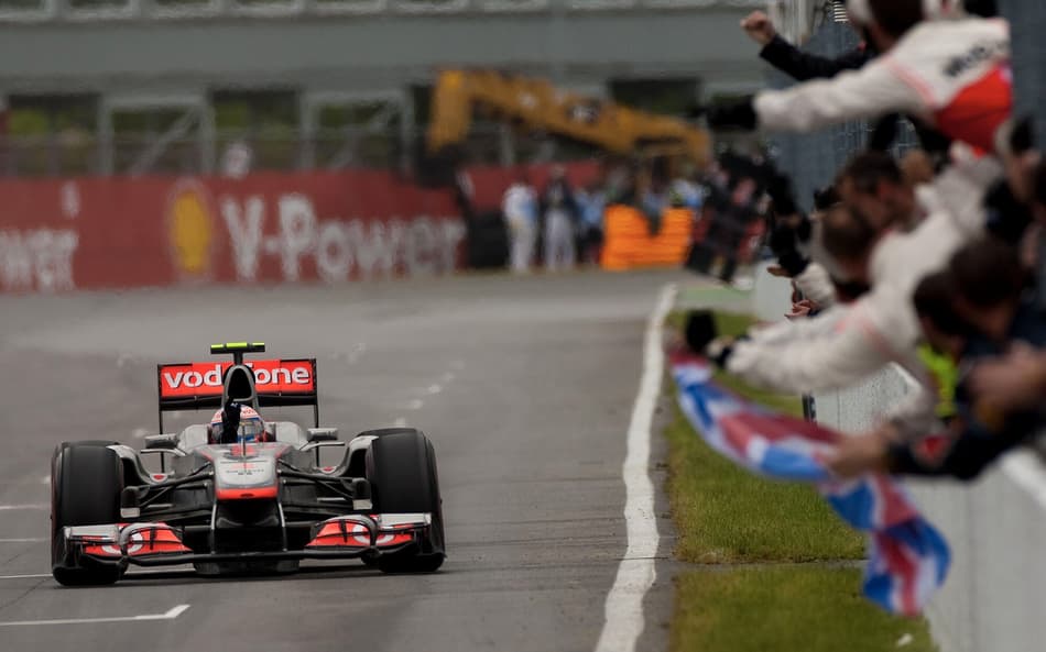 Jenson Button sob chuva em Montreal 2011 (foto) e carros atrás do Safety Car em Spa 2021, símbolos dos dois extremos de duração na Fórmula 1. (Foto: Fórmula 1)