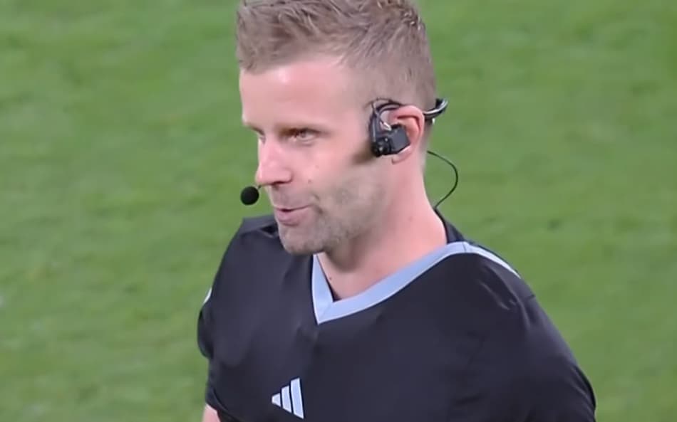 Árbitro Glenn Nyberg apitou Flamengo x Cruz Azul (Foto: Reprodução Globo)