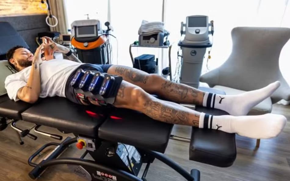 Neymar utiliza aparelhos da empresa que tem CR7 como sócio (Foto: Reprodução Internet)