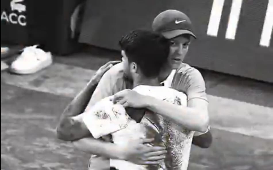 Sinner publica vídeo com abraço de Alcaraz (Foto: Reprodução / redes)