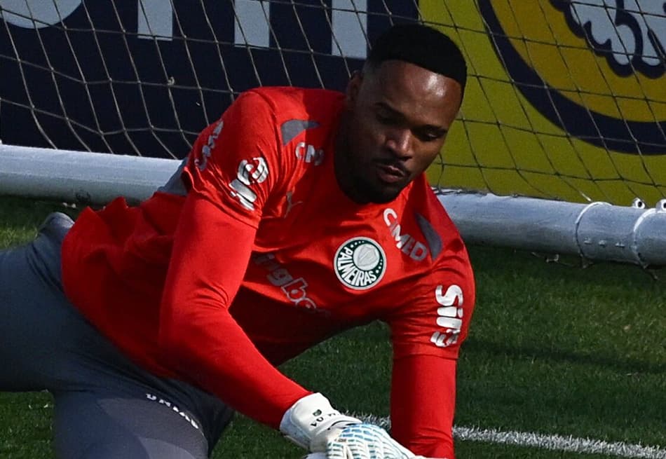 Carlos Miguel termina ano em alta no Palmeiras e amplia indefinição sobre futuro de Weverton