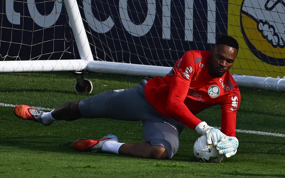 Carlos Miguel termina ano em alta no Palmeiras e amplia indefinição sobre futuro de Weverton
