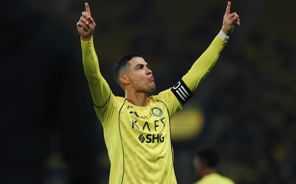 Cristiano Ronaldo comemora gol marcado pelo Al-Nassr sobre o Al-Okhdood