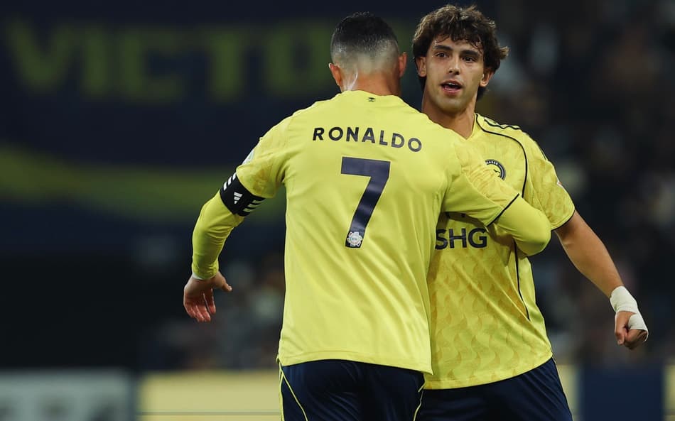 Cristiano Ronaldo e João Félix celebram gol do Al-Nassr sobre o Al-Okhdood