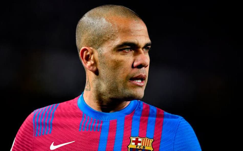 Daniel Alves pode voltar a jogar profissionalmente (Foto: Pau Barrena/AFP)