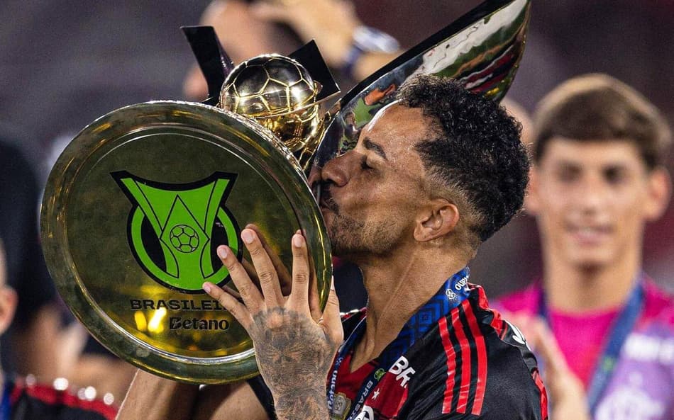 Danilo, do Flamengo, posa com a taça do Brasileirão