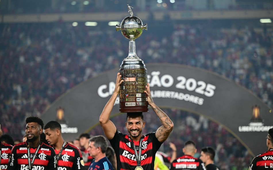 Danilo ergue taça da Libertadores - Flamengo campeão da edição 2025