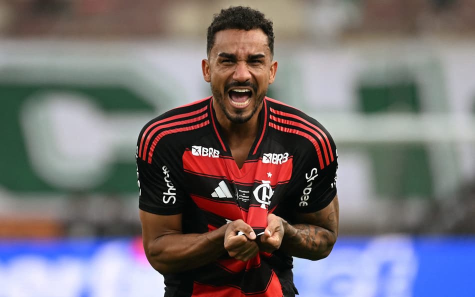 Flamengo brinca com torcedor nas redes sociais e destaca poder de decisão de Danilo