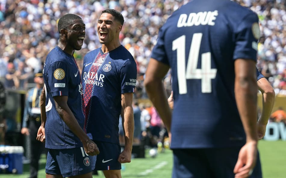 Dembélé e Hakimi comemoram gol do PSG sobre o Real Madrid, no Mundial de Clubes