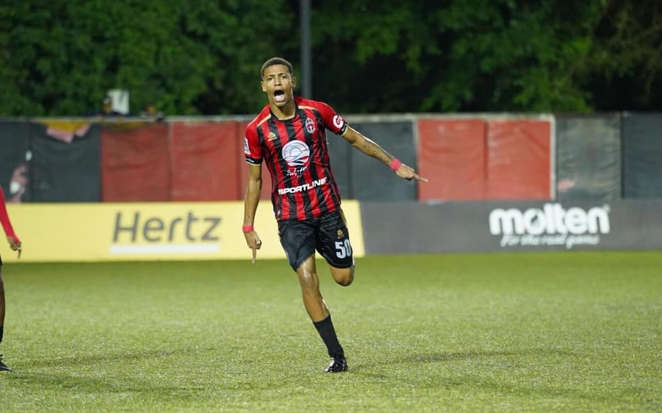 Diogo Jr comemora gol marcado pelo Sporting San Miguelito, do Panamá