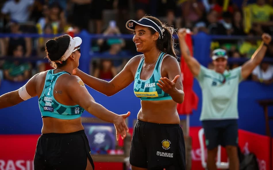 Duda e Ana Patrícia conquistando bronze no Elite 16 de vôlei de praia etapa em João Pessoa (Foto: Volleyball World)