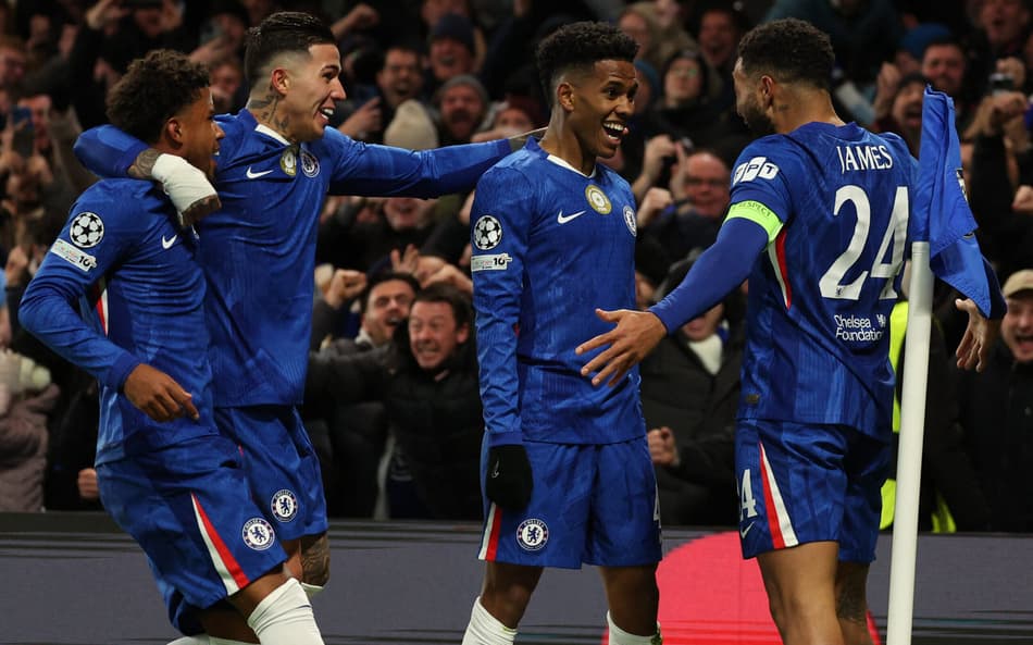 Com golaço de Estêvão, o Chelsea venceu o Barcelona por 3 a 0, pela Champions League (Foto: Adrian Dennis / AFP)