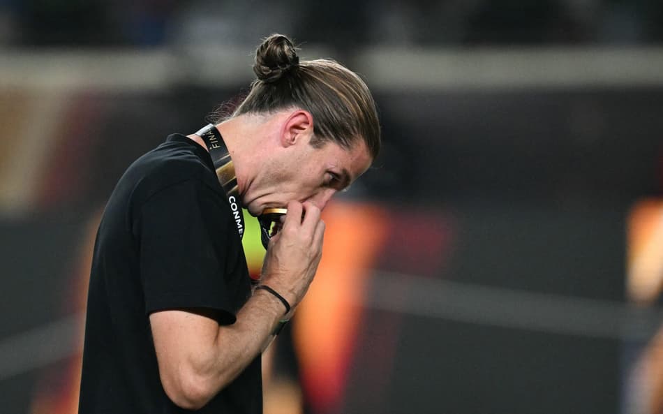 Filipe Luís, do Flamengo, beija medalha de campeão da Libertadores (Foto: Luis ACOSTA / AFP)