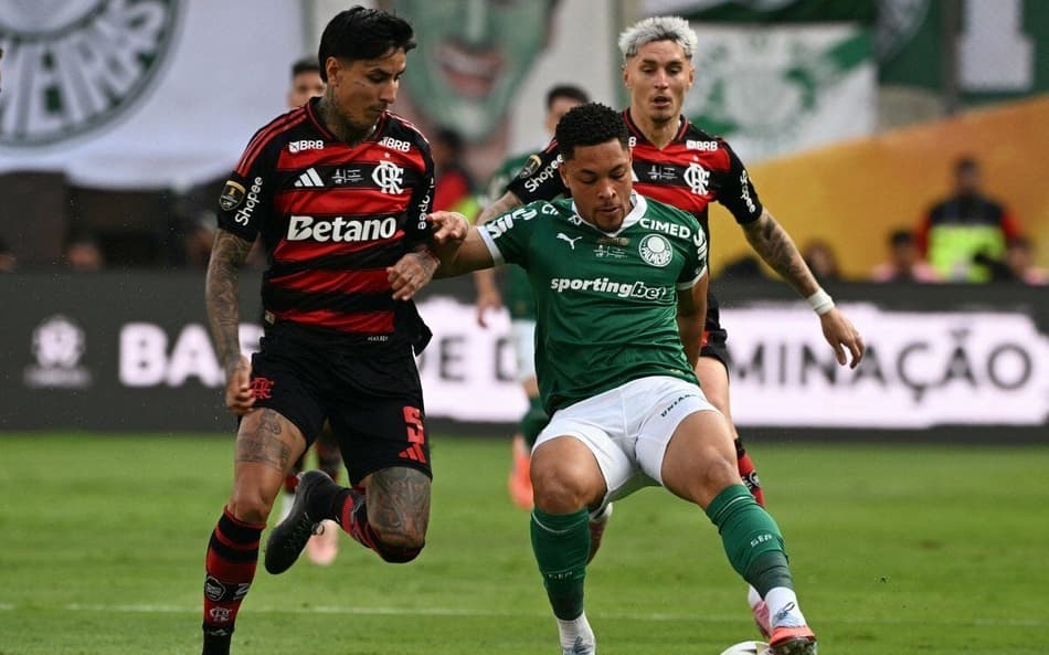 Pulgar e Vitor Roque na final da Libertadores entre Palmeiras e Flamengo (Foto: Luis ACOSTA / AFP)
