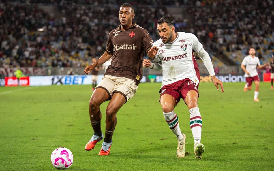 Rayan, do Vasco, e Freytes, do Fluminense, duelam pela bola em jogo pelo Brasileirão