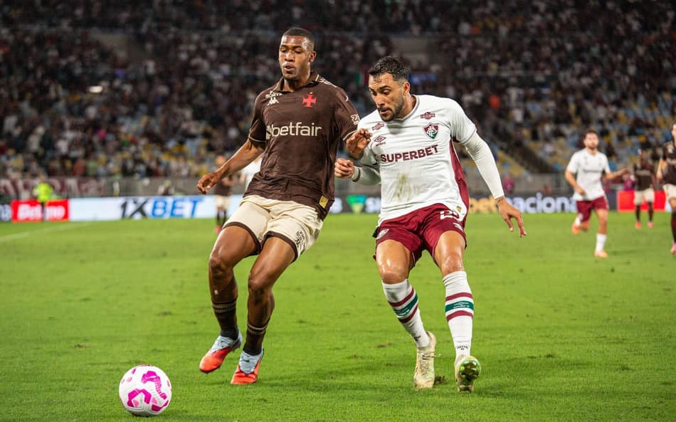 Rayan, do Vasco, e Freytes, do Fluminense, duelam pela bola em jogo pelo Brasileirão