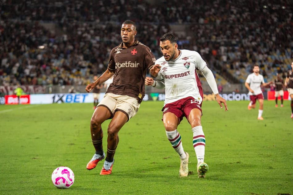 Rayan, do Vasco, e Freytes, do Fluminense, duelam pela bola em jogo pelo Brasileirão