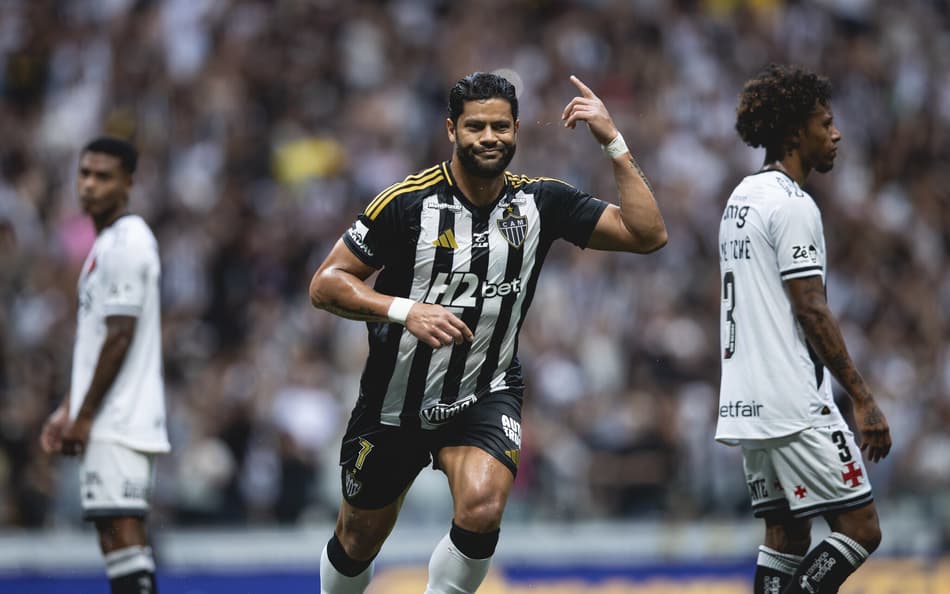 Hulk marca golaço de falta para o Atlético contra o Vasco (Foto: Pedro Souza / Atlético)